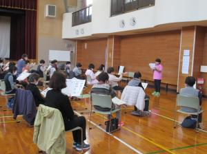 ピンクのＴシャツを着たサポーターさんがクイズや脳トレなど楽しいレクレーションをされる様子