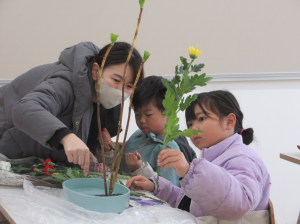 菊の花をどこに活けるか考える受講生