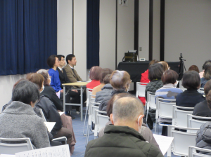 会場左前に座り館長から紹介を受けている講師先生たち