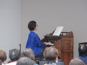 南部公民館所蔵のオルガンを演奏する講師先生