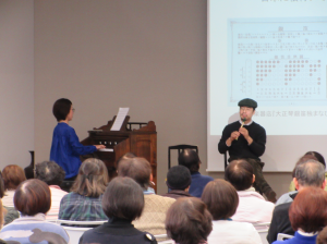 オルガンと縦笛で合奏をする講師先生