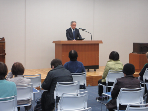 閉講式で式辞を述べる館長