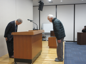 皆勤賞表彰を受ける受講生代表