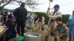 芦屋市翠ヶ丘町の子供たちが餅つき交流会に参加！（平成23年11月23日）の画像1