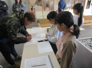 受付係をする子ども達