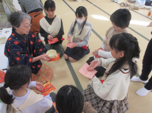 講師先生からお運び係の所作を教えていただいている子供たち