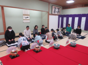 お父さんお母さんを前にお点前を披露する子ども達