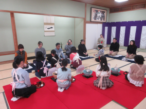 お菓子をお運びする子ども達