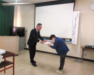 皆勤賞を受け取る受講生の様子