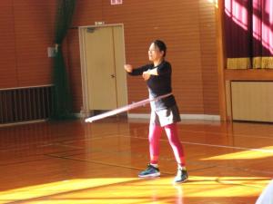 フラフープを腰で回している講師