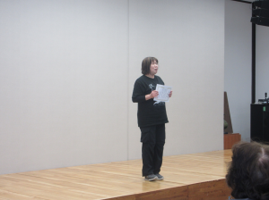 感謝状を手に講座の振り返りをされる講師先生