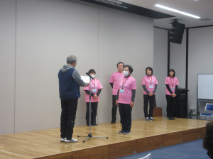 舞台にあがり感謝状をいただかれているサポーターの皆さん