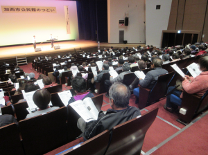 歌詞カードを見ながら一緒に懐メロを歌う参加者の皆さん