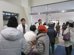 ホール出口で参加者を見送るBLENDYの二人