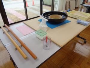 机の上に準備されたそば打ち道具一式