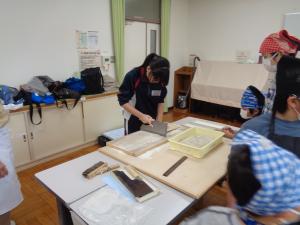 高校生スタッフもそば切りにチャレンジする様子