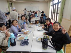 出来上がったそばをおいしくいただく児童たち