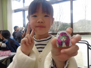 出来上がったキーホルダーを見せてくれる女の子