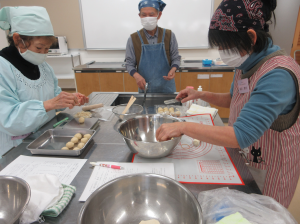 受講生に寄り添い机間指導する講師先生