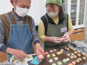 飾り付けの手本を見せる講師先生