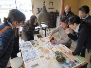 受講生の皆さんを講師机前に集め剪定の手本を見せる講師