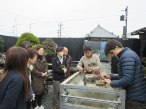 植え替えの手順を説明しながら手本を見せる講師と助手