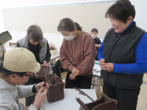 バッグの持ち手部分について受講生に指導されている講師