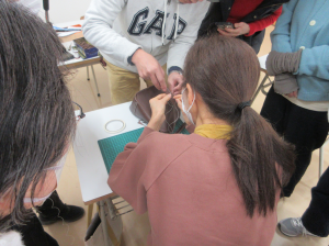 作業に戸惑っている受講生を皆で教え合っている様子