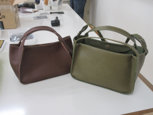 少し細めに作成したブラウンのバックと肩ひもをつけたグリーンのバッグの写真