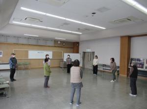 輪になって発声練習をする講座生