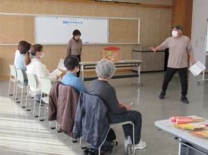 講師と一緒に発声練習をする講座生