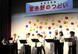 ステージでリコーダーを吹いている会員達