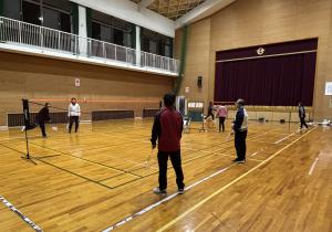バドミントン対戦している会員