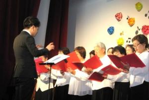 指揮に合わせて歌う会員