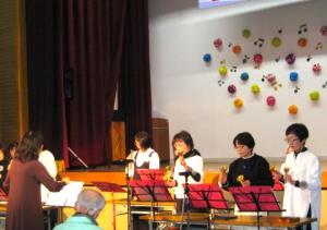 ハンドベル演奏をするグループ生の様子