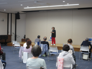 会場前方の舞台上で自己紹介をされる講師先生