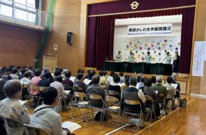 ハンドベルの演奏と素早い手さばきを見ている観客