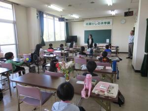 教室で先生の話を聞いている様子