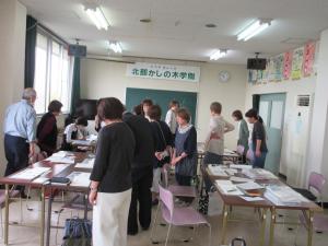 他の作品を鑑賞する様子