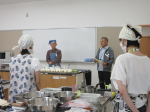講座案内及び講師紹介をする館長
