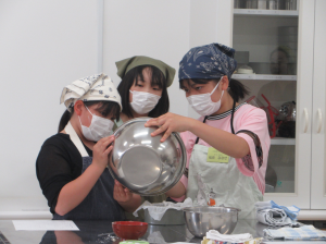 班で協力して具材を混ぜる子ども達