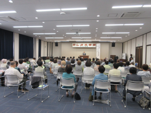 受講生に対して今年度中央かしの木のテーマを紹介する館長