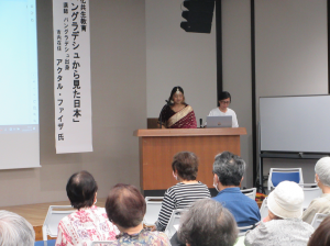 演台で自己紹介する講師と通訳