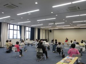 講師先生のユーモア溢れるお話に大笑いされている受講生の皆さん