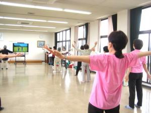 いきいきサルビア体操を行う様子