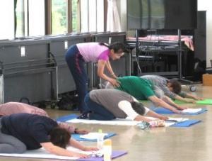 効果的な身体の使い方を指導する講師