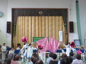 警察音楽隊カラーガード隊の演技の様子