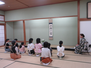 床を見ながら講師先生のお話を真剣に聞く子ども達