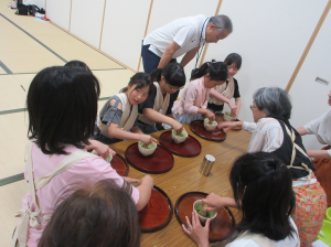 自分の手で初めてお茶を立ててみる子ども達