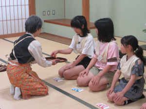 お茶席に必要な道具について説明を聞く子ども達